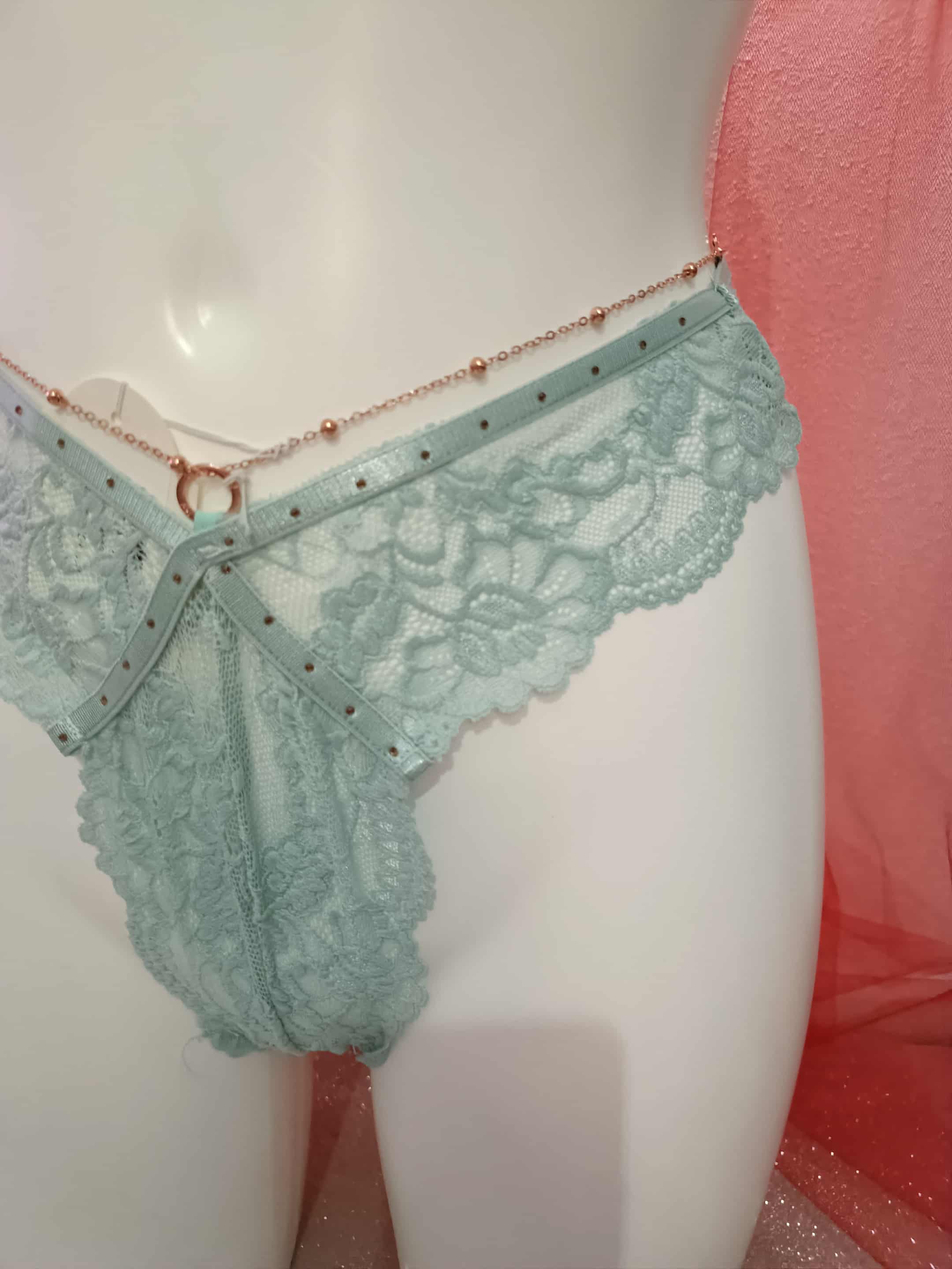 Cueca rendada com corrente
