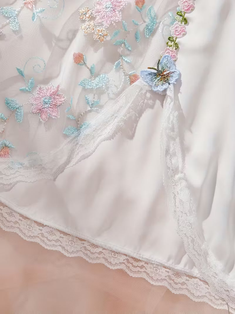Camisa de noite branca com bordados