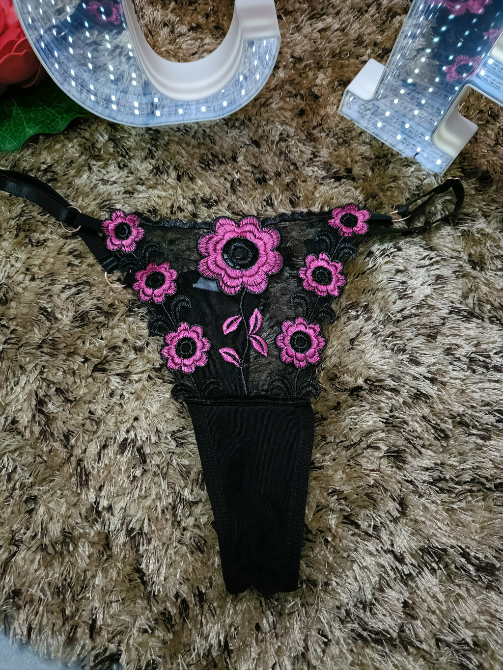 Cuecas Rendadas com Flores Roxas para Sedução Elegante e Conforto