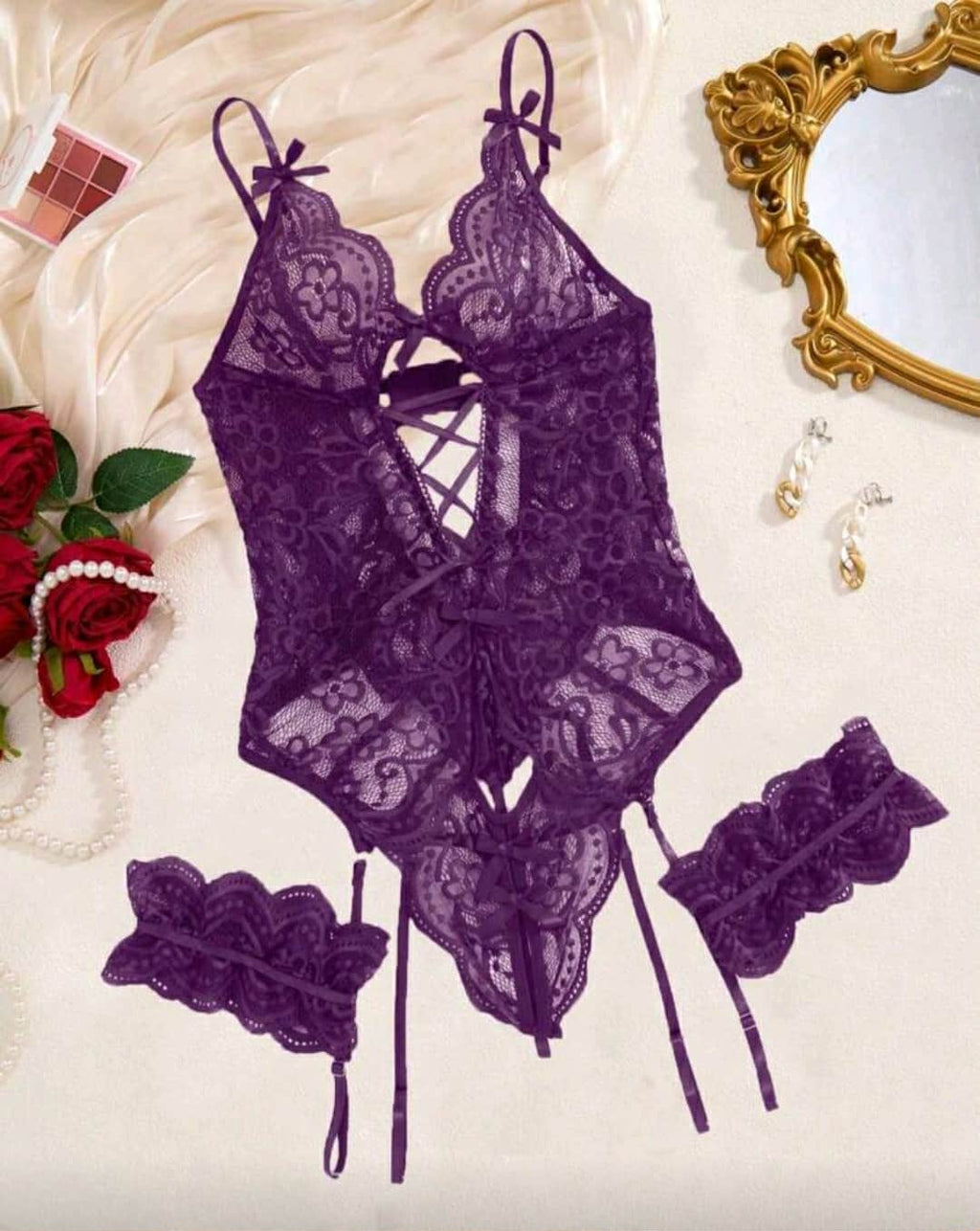 Body rendado roxo com ligas