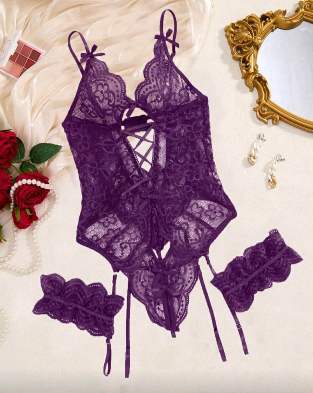 Body rendado roxo com ligas