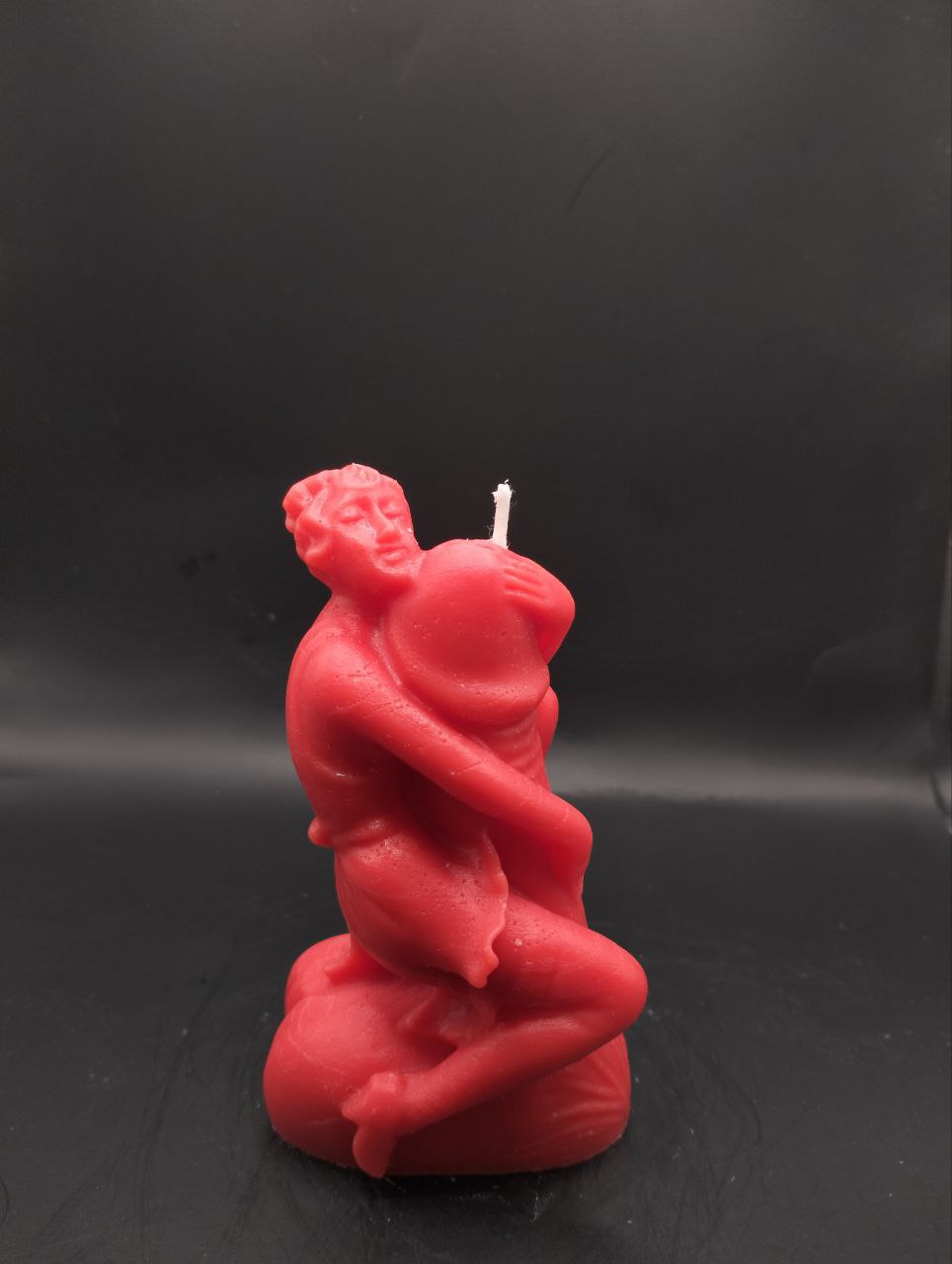 Vela aromática mulher abraçada a pênis